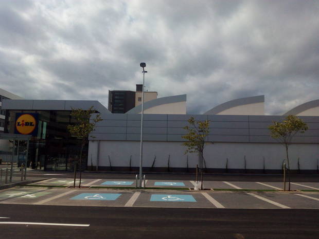 Imagen exterior del nuevo Lidl de Cornellà, instalado en la antigua planta de Siemens. Pronto, la apertura se dará en Sant Boi, que contará con dos supermercados.