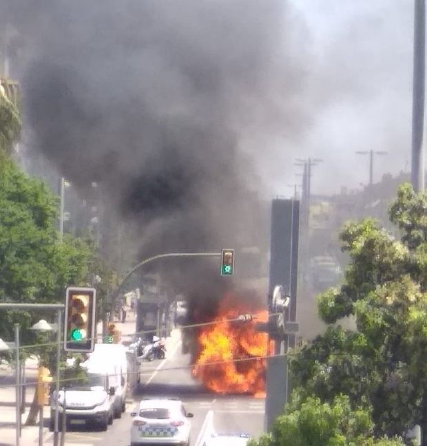 Autobús en llamas en Sant Joan Despí