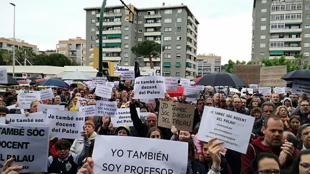 La manifestación en apoyo a los profesores investigados de El Palau reunió a centenares de personas. 