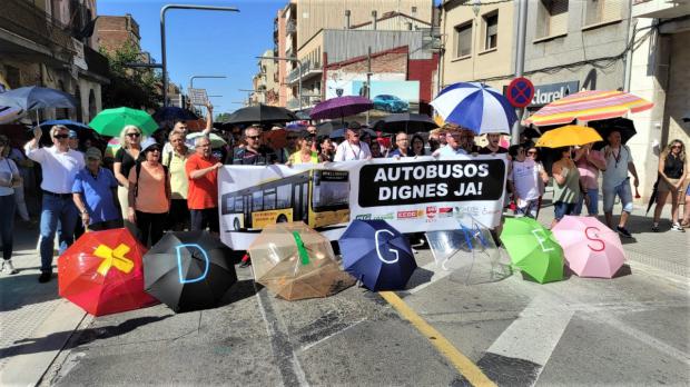 Manifestación de Viladecans a Sant Boi para reivindicar una mejora del servicio de bus metropolitano