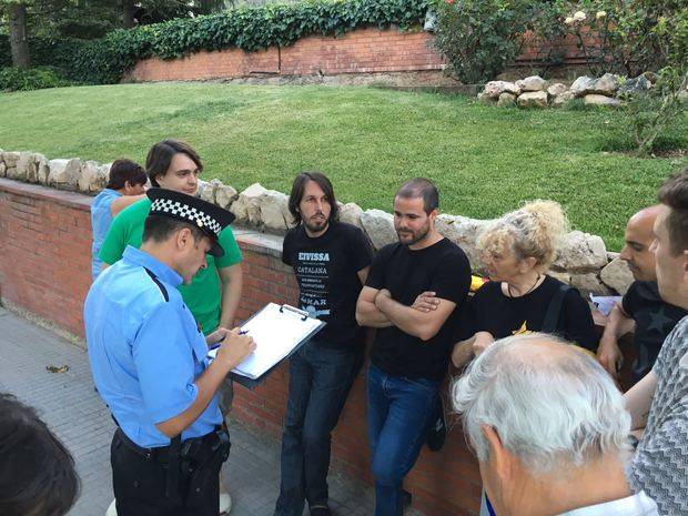 Un policia local en el moment que agafa les dades dels regidors d'ERC de Cervelló, entre ells, el seu portaveu, Josep Ramon Mut