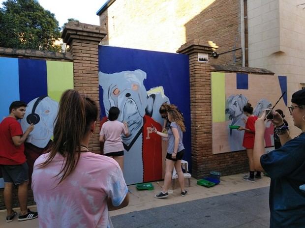 Estudiantes del Institut Mestres de Viladecans dibujando un mural en la fachada de Ca n'Amat