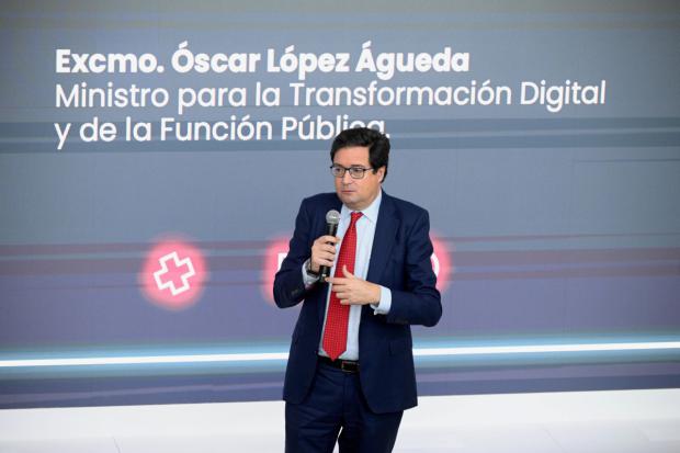 El ministro Óscar López visita la Zona Franca: 'España está al frente de la transformación digital'