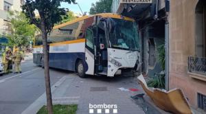Un autocar se estampa contra un hotel de Molins de Rei: seis heridos y una fuga de gas