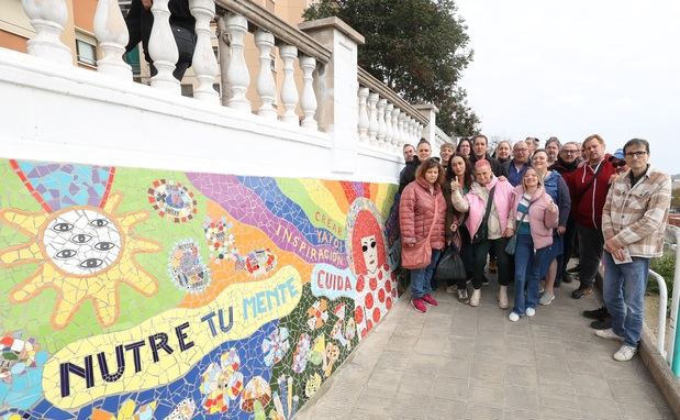 El parque del Pont de Matacavalls estrena decoración: un mosaico comunitario de 'trencadís'