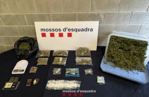 Los Mossos le cierran el negocio a dos hombres con un punto de venta de drogas en Sant Andreu