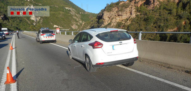 Denunciado penalmente un vecino de Sant Boi por conducir 35 km sin un neumático y cuadriplicando la tasa máxima de alcohol