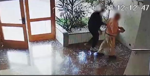 La cámara de seguridad del edificio muestra cómo el hombre se abalanza sobre su víctima 