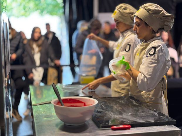 Las ganadoras del Concurso de escuelas de pastelería de la 8.ª Muestra Internacional de Pastelería de Sant Vicenç dels Horts