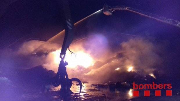 Un incendio en Sant Feliu quema dos naves de 1000 metros cuadrados por completo