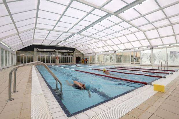 Las piscinas del polideportivo de Can Roca de Castelldefels abren al público
