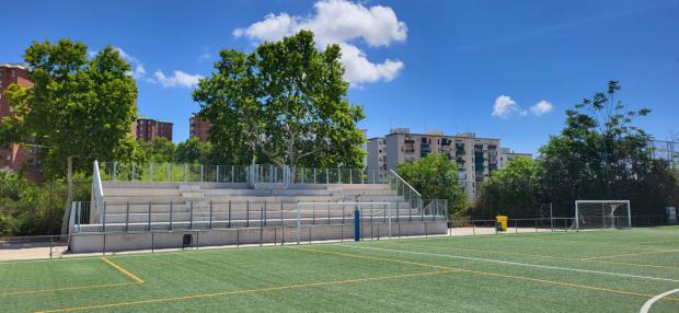 El campo de futbol Can Buxeres renueva sus gradas: capacidad para más de 150 espectadores