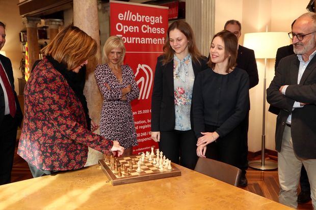 Núria Marín y Pilar Díaz dan la bienvenida a las jugadoras ucranianas del Open Chess Anna y Mariya Muzychuk