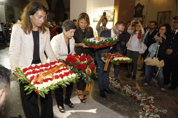 La portaveu del Govern, Meritxell Budó -primera esquerra-, la delegada del Govern a Catalunya, Teresa Cunillera -segona esquerra-, i l'alcaldessa de Sant Boi, Lluïsa Moret -segona dreta-, fent l'ofrena floral al nínxol de Rafael Casanova