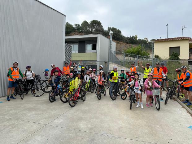 Jornada de prueba del servicio de bicibús, con alumnos y familias de la escuela Puigventós