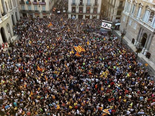 Miles de independentistas llenaron la plaza Sant Jaume y sus alrededores tras la proclamación en el Parlament de la república catalana en un acto organizado por Òmnium y ANC