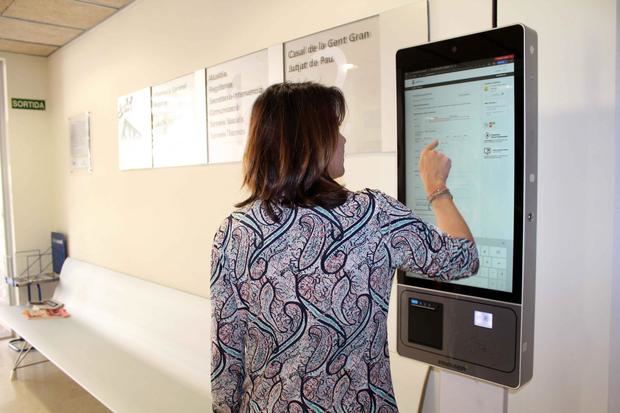 Instalan dos pantallas táctiles para facilitar gestiones en Castellví de Rosanes