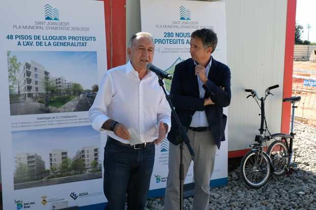 Antoni Poveda -izquierda- presentando los nuevos pisos protegidos de Sant Joan Despí.