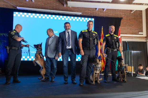 La Policía Local de Viladecans premia a su eficiente 'patrulla canina' durante la fiesta del Patrón