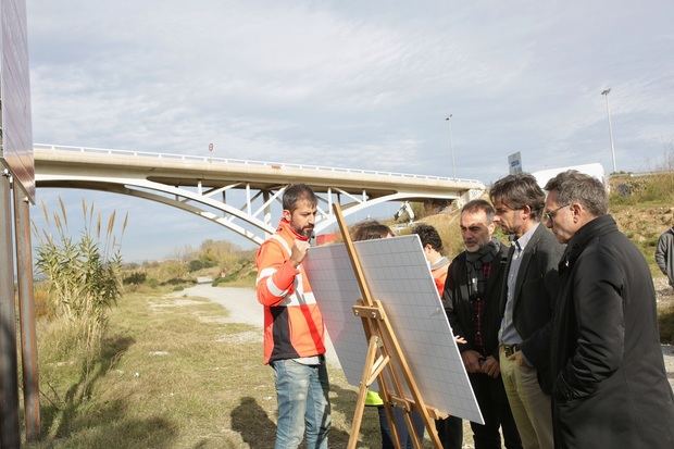 El alcalde de Molins de Rei, Xavi Paz -segundo derecha-, viendo el proyecto en el margen del río Llobregat en el municipio junto a representantes y técnicos del AMB
