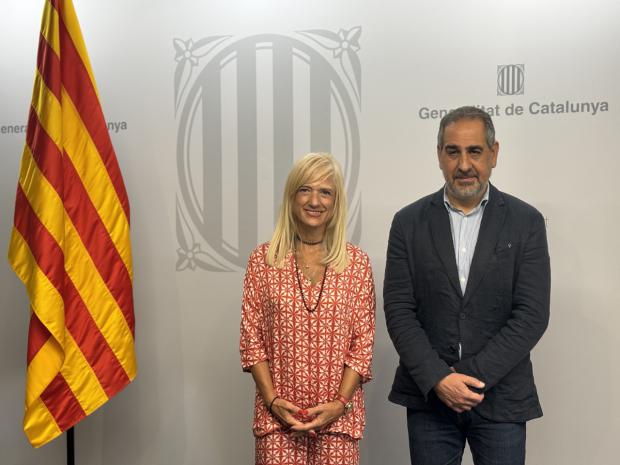 Pilar Díaz, alcaldesa de Esplugues, junto al delegado saliente del Govern en Barcelona, Joan Borràs