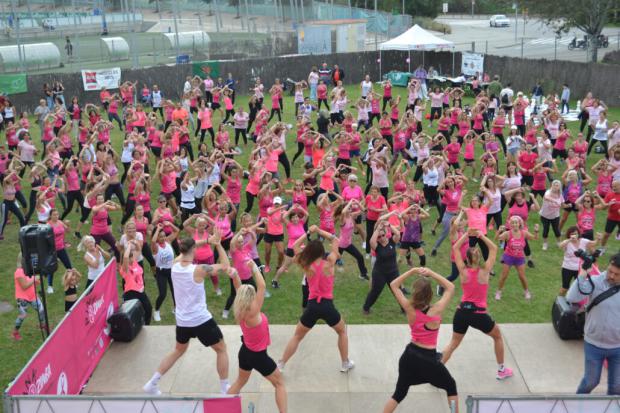 Una clase de zumba solidaria en honor al Día Mundial del Cáncer de Mama, el 19 de octubre