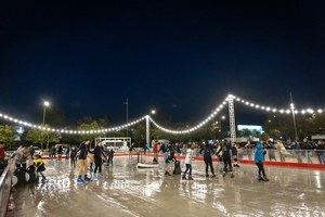 Castelldefels celebra la Navidad con su propia pista de hielo en la plaza Teresa Claramunt