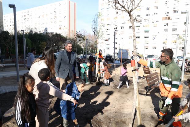 Alumnos de L'Hospitalet plantan 45 árboles para dar vida a la isla verde de Bellvitge