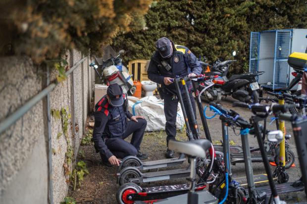 La policía confisca 34 patinetes eléctricos en Esplugues por incumplir la normativa