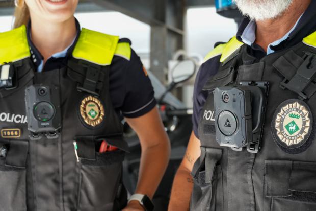 La Policía Local de Viladecans añade cámaras de vigilancia en los uniformes
