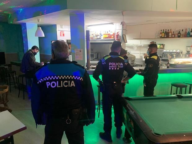 La Policía Local de Esplugues cierra dos establecimientos por incumplir las medidas