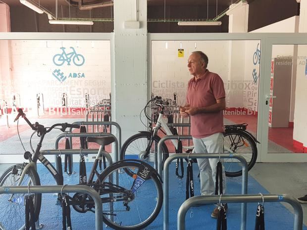 Antonio Poveda, alcalde de Sant Joan Despí y vicepresidente del AMB, en el interior del local comercial explicando los usos de este nuevo aparcamiento para bicicletas que pone en marcha el AMB