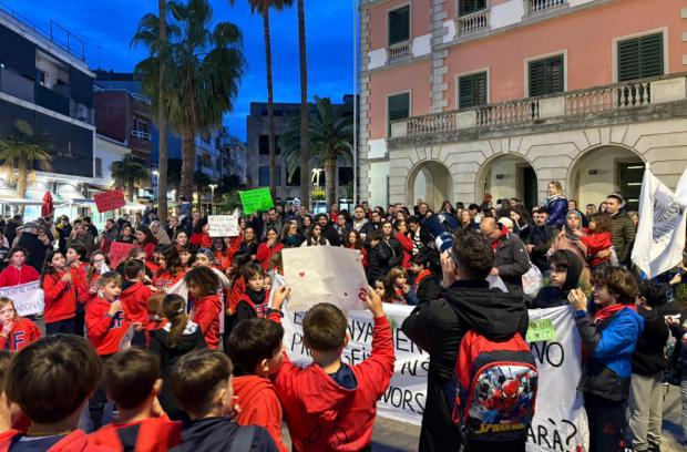 Cerrojazo en el Colegio Sant Ferran: Las familias protestan entre rumores de proyectos inmobiliarios