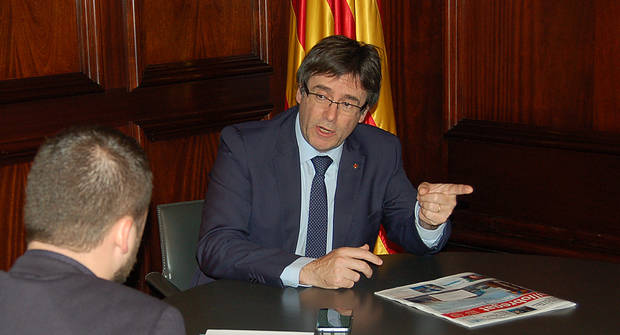 Puigdemont está a horas de dar un paso al frente definitivo en el llamado 'procés'. En la imagen, durante la entrevista con El Llobregat, el pasado diciembre de 2016, en su despacho del Parlament de Catalunya