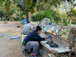 Restaurados los bancos modernistas del 'Jardí Invisible' de Sant Boi