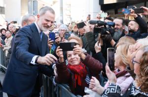 El Rey Felipe VI se da un baño de masas en L’Hospitalet en el arranque del Tour del Talento