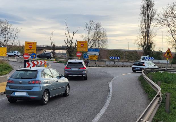 ¡Vergonzoso! Los infractores dinamitan las restricciones por las obras de la B-25 en Sant Boi