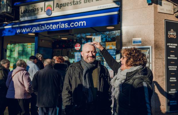 Reunión de calvos en Gaia Loterías. Más de 30 personas acuden al sorteo de 25 décimos de Navidad