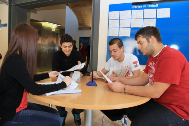 Sant Boi ofrece una 'primera oportunidad' laboral a cuatro jóvenes titulados