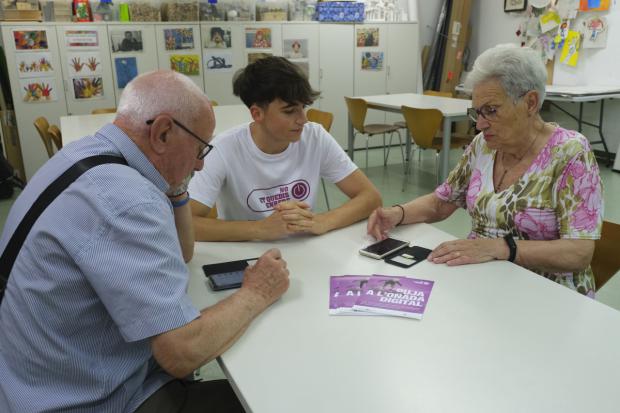 Programa intergeneracional para facilitar el uso de las tecnologías a la gente mayor