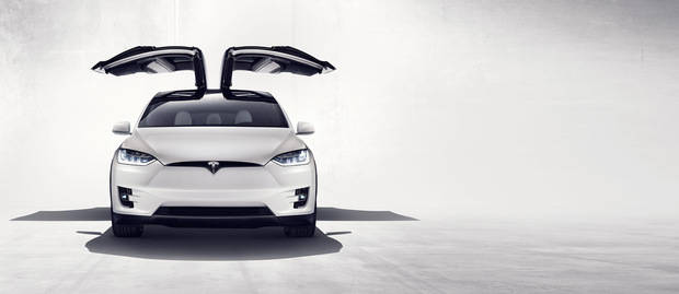 Model X de Tesla, con las puertas 'alas de halcón'