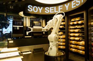 Un brazo robot inteligente, el camarero del nuevo restaurante del Aeropuerto de El Prat