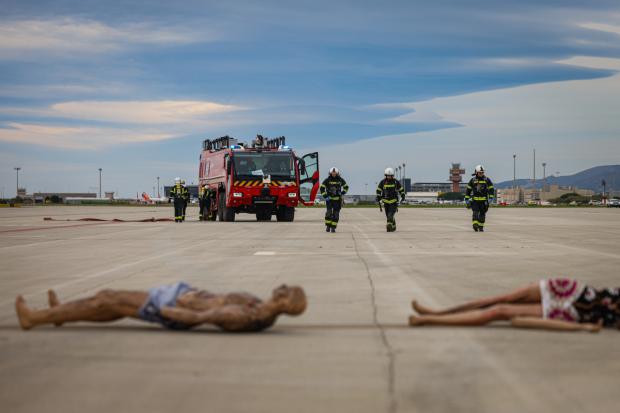 Un helicóptero y un avión colisionan en el aeropuerto de El Prat (pero solo era un simulacro)