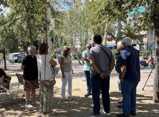 La portavoz del Partido Popular, Sonia Esplugas, reunida con vecinos del barrio de Les Planes