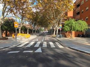 Terminan las obras en la avenida de la Pineda de Castelldefels y llegan dos nuevos carriles bici