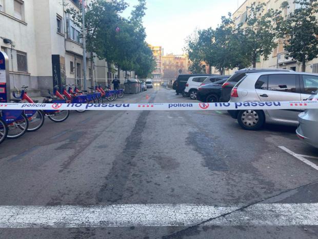 Tiroteo de madrugada en L'Hospitalet. Un herido de gravedad y un accidentado coche a la fuga