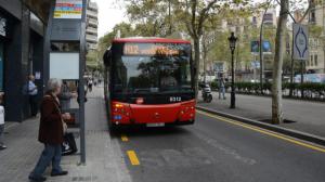 Las líneas H12 y D20 incorporan cámaras con IA para detectar las infracciones en el carril bus