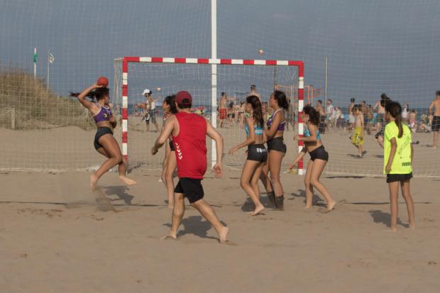 Dos torneos deportivos 'Ciutat de Gavà' en primera línea de playa: balonmano y vóley