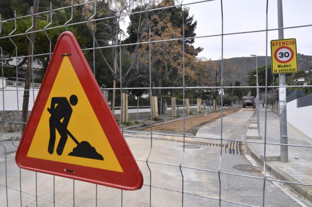 Últimos trabajos de asfaltado de las calles en el barrio Bellamar de Castelldefels