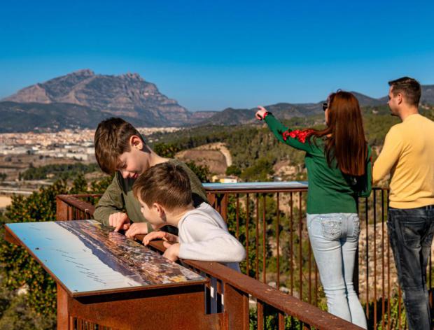 Balcón de Montserrat, en el Castillo de Voltrera de Abrera, una de las atracciones turísticas del Baix Llobregat